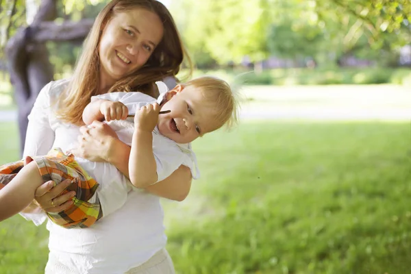 Mujer Feliz Jugando Con Hijo Pequeño Soleado Parque Fotos de stock