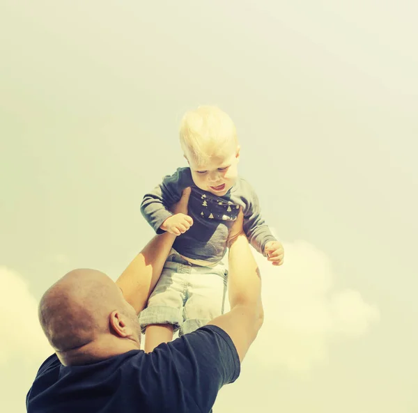 Padre Con Hijo Pequeño Jugando Aire Libre Imagen de stock