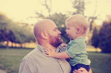 Park açık havada baba ile oynarken mutlu küçük çocuk