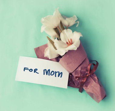 anneler günü tebrik kartı mavi zemin üzerine beyaz buket