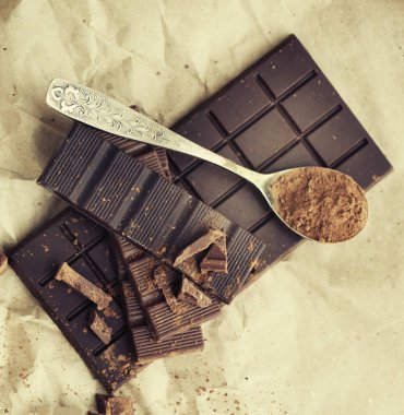 kaşık ile çikolata bar closeup görünümünü rustik arka plan üzerinde