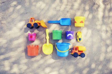 Çocuk kum havuzları için renkli oyuncaklar üstten görünüm sahilde