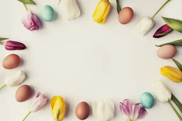 Vista Dall Alto Uova Pasqua Colorate Tulipani Che Fanno Cornice — Foto Stock