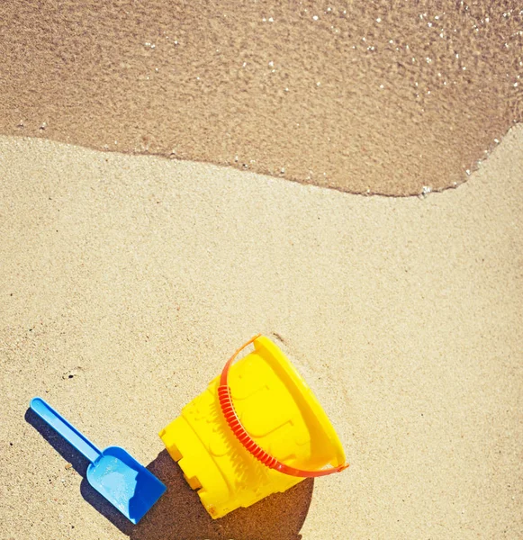 Brinquedos Coloridos Para Crianças Sandboxes Contra Fundo Areia Praia — Fotografia de Stock