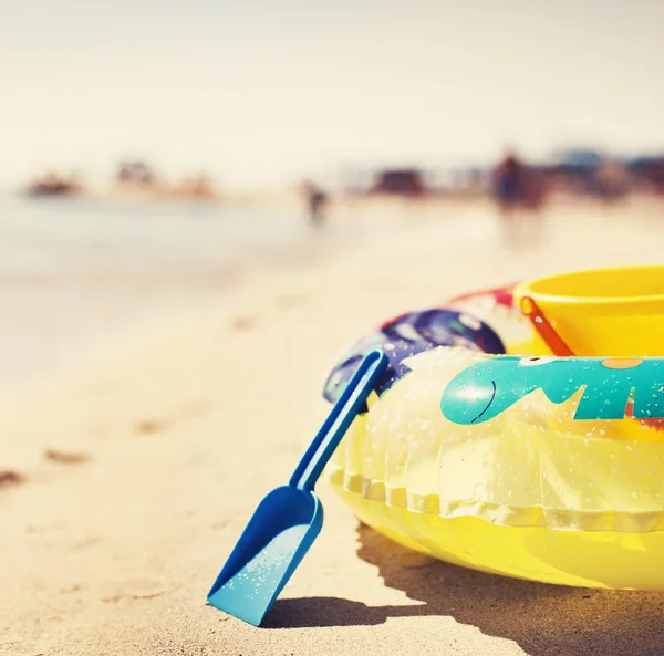 Brinquedos Coloridos Para Crianças Sandboxes Contra Fundo Areia Praia — Fotografia de Stock