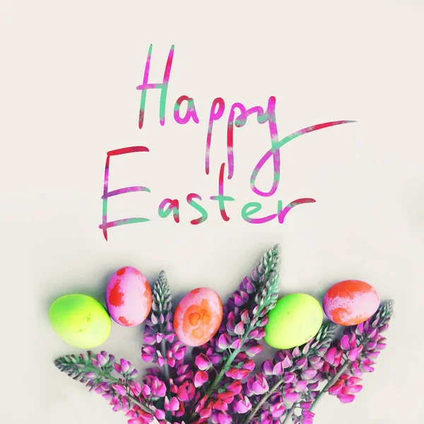 Vista Cerca Coloridos Huevos Pascua Pintados Con Flores Mesa —  Fotos de Stock