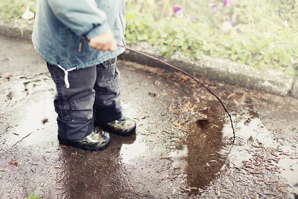 Malý Chlapec Stojící Černé Boty Louži — Stock fotografie