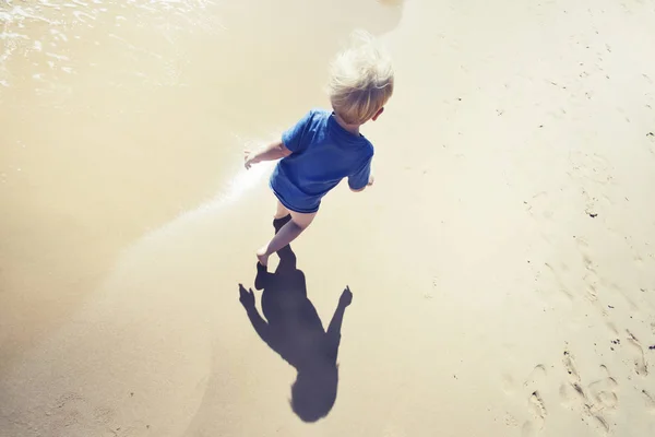 Ευχαρίστως Toddler Αγόρι Τρέχει Στο Καλοκαιρινό Θέρετρο Αμμώδη Παραλία — Φωτογραφία Αρχείου