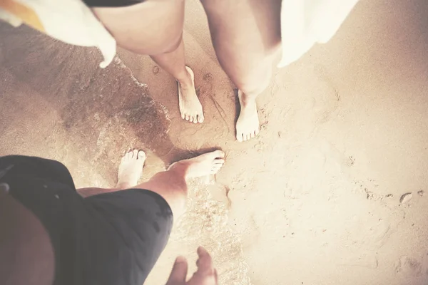 Hoge Hoekmening Van Paar Staande Aan Zandstrand — Stockfoto