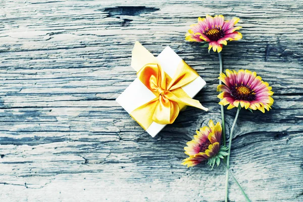 Vista Superior Hermosos Girasoles Con Regalo Sobre Fondo Madera — Foto de Stock