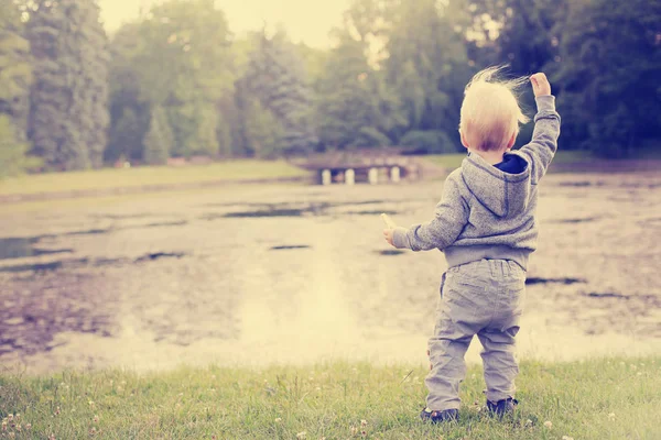 Feliz Niño Que Relaja Hierba Del Prado Verano Junto Lago —  Fotos de Stock