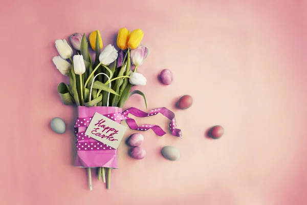 Friss Tavaszi Színes Tulipán Papírba Csomagolt Rózsaszín Háttér Boldog Húsvéti — Stock Fotó