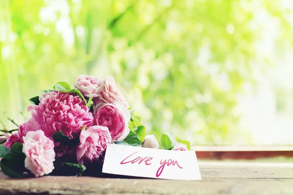 Ramo Rosas Peonía Rosa Con Amor Que Tarjeta Mesa Madera —  Fotos de Stock