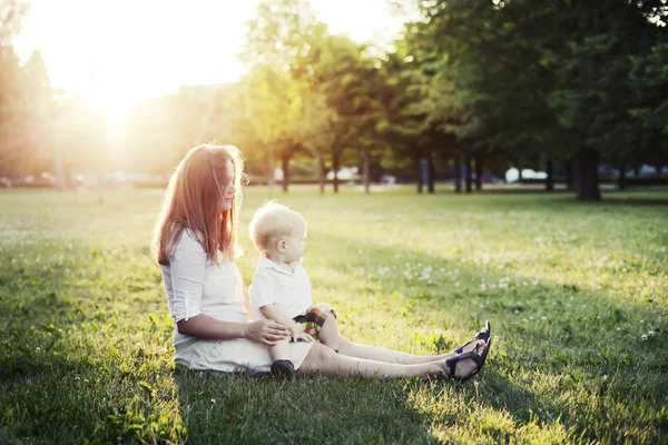 Šťastný Matka Malého Syna Zelené Trávě Sunny Park — Stock fotografie