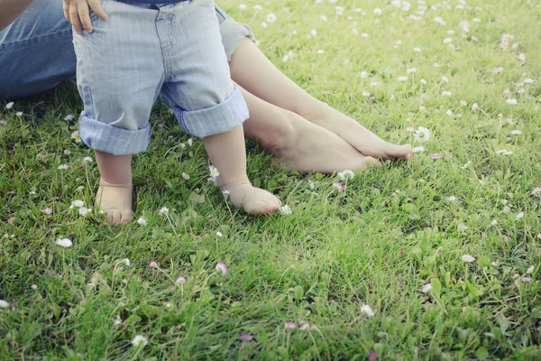 Imagem Cortada Mãe Filho Desfrutando Natureza Enquanto Sentado Grama — Fotografia de Stock