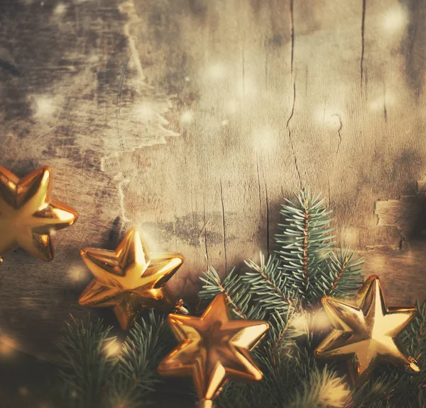 木製の背景に松の枝を持つ素晴らしい黄金の星 — ストック写真