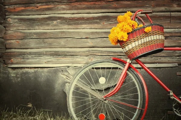 Κίτρινο Πεδίο Λουλούδια Ψάθινο Καλάθι Κόκκινο Ρετρό Ποδήλατο — Φωτογραφία Αρχείου