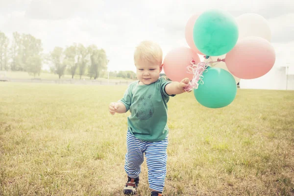 Χαρούμενο Μωρό Αγόρι Παίζει Πολύχρωμα Μπαλόνια Στο Λιβάδι Καλοκαίρι — Φωτογραφία Αρχείου