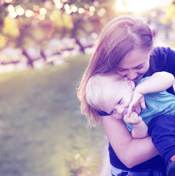 Felice Madre Giocando Con Bambino Nel Parco Soleggiato — Foto Stock