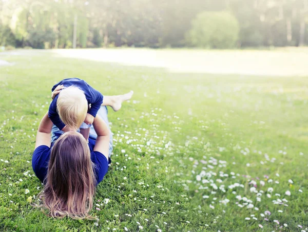 Joyeux Tout Petit Garçon Jouant Sur Herbe Verte Avec Mère — Photo