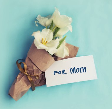 tebrik kartı mavi zemin üzerine beyaz buket