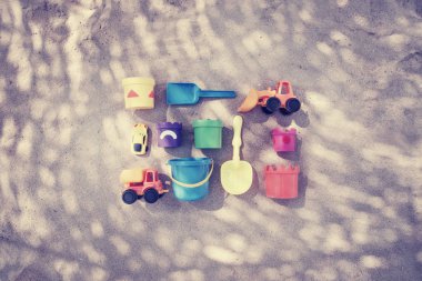 renkli oyuncaklar okyanus yakınındaki plajda çocuk kum havuzları için
