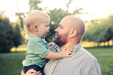 Park açık havada baba ile oynarken mutlu küçük çocuk