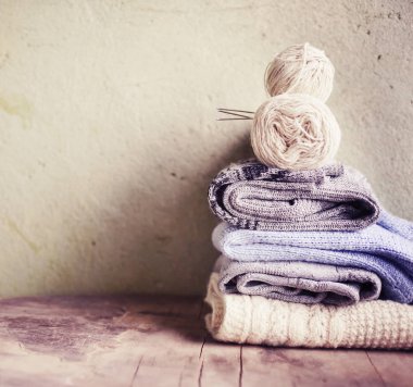 örgü iğne ve iplik ahşap masa üzerinde closeup görünümü