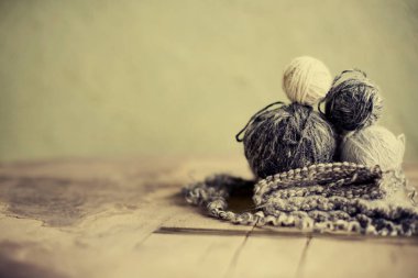 örgü iğne ve iplik ahşap masa üzerinde closeup görünümü