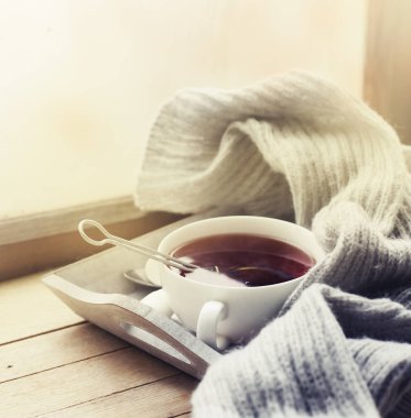 fincan sıcak çay ve eşarp ahşap yüzey üzerinde