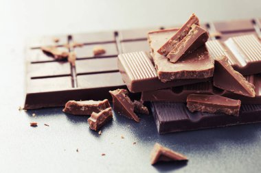 çikolata bar closeup görünümünü rustik arka plan üzerinde