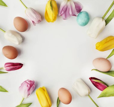 renkli Paskalya yumurtaları ve kopya alanı ile çerçeve hale lale üstten görünüm