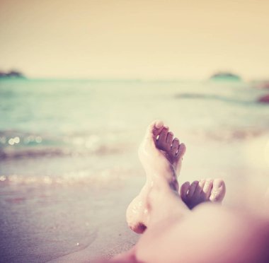 Kum Plajı'nda yatan kadın bacak resim kırpılmış