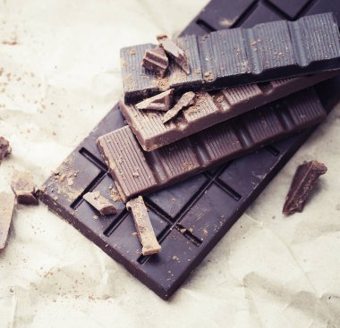 çikolata bar closeup görünümünü rustik arka plan üzerinde