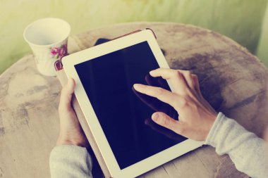 Dijital tablet masada holding erkek eller