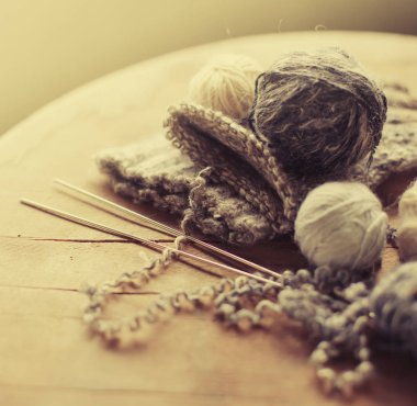 örgü iğne ve iplik ahşap masa üzerinde closeup görünümü