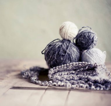 örgü iğne ve iplik ahşap masa üzerinde closeup görünümü