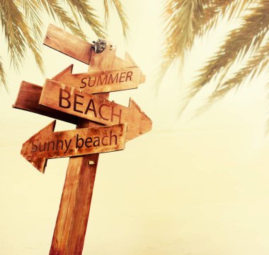 ahşap yön işareti altı sakin plajda kopya alanı