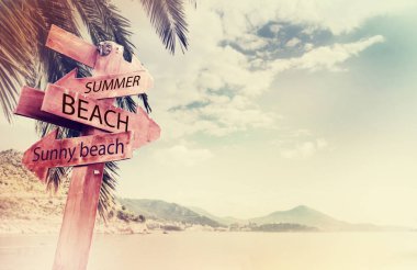 ahşap yön işareti altı sakin plajda kopya alanı