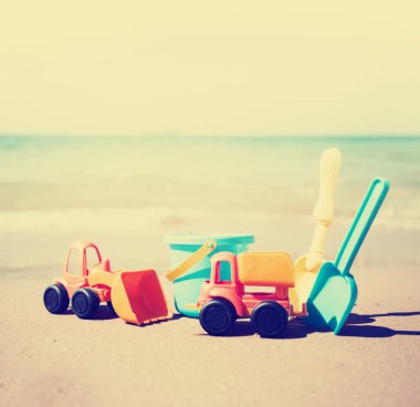 renkli oyuncaklar okyanus yakınındaki plajda çocuk kum havuzları için