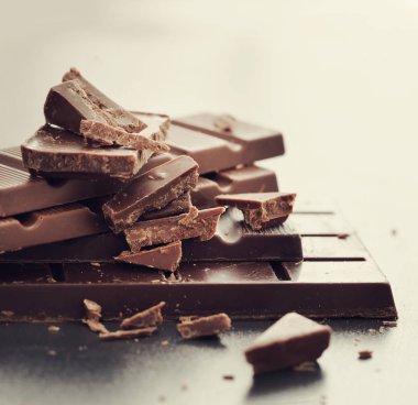 Gri arka plan üzerinde çikolata kırık apetisant