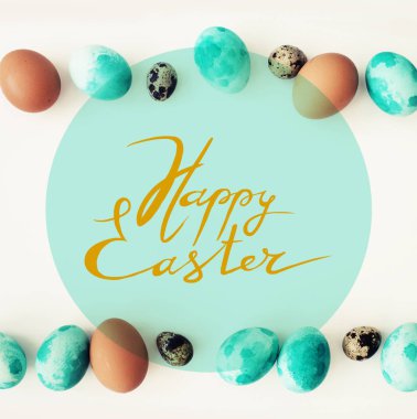 pastel ve renkli Paskalya yumurtaları kopya alanı ile üstten görünüm