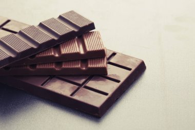 çikolata bar closeup görünümünü rustik arka plan üzerinde