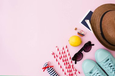 üstten görünüm güneş gözlüğü, çapa ve uçak. seyahat kavram renkli arka plan üzerinde