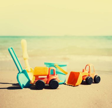renkli oyuncaklar okyanus yakınındaki plajda çocuk kum havuzları için