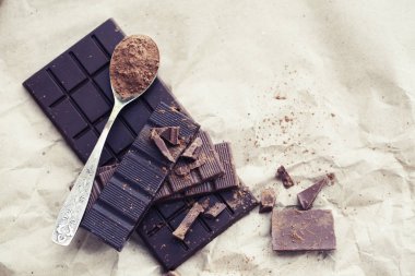 kaşık ile çikolata bar closeup görünümünü rustik arka plan üzerinde