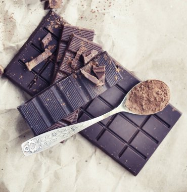 kaşık ile çikolata bar closeup görünümünü rustik arka plan üzerinde