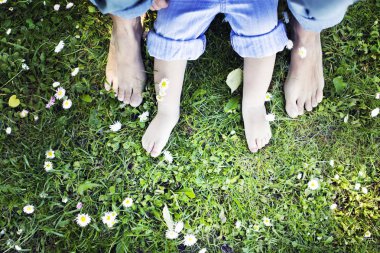 çimenlerin üzerinde anne ve oğlu ayak düşük bölüm görünümü
