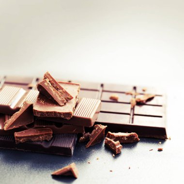 çikolata bar closeup görünümünü rustik arka plan üzerinde