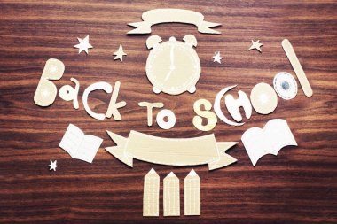 Kavramsal arka kitaplar Okul arka plan için ahşap arka plan üzerinde işaretler